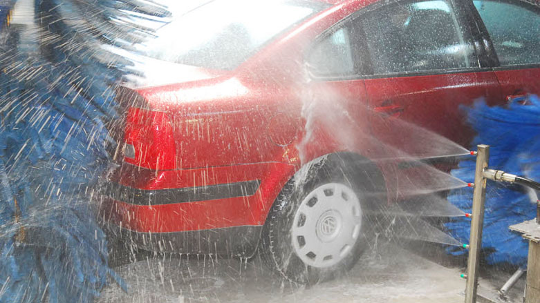 Rotes Auto in Fahrzeugwaschanlage